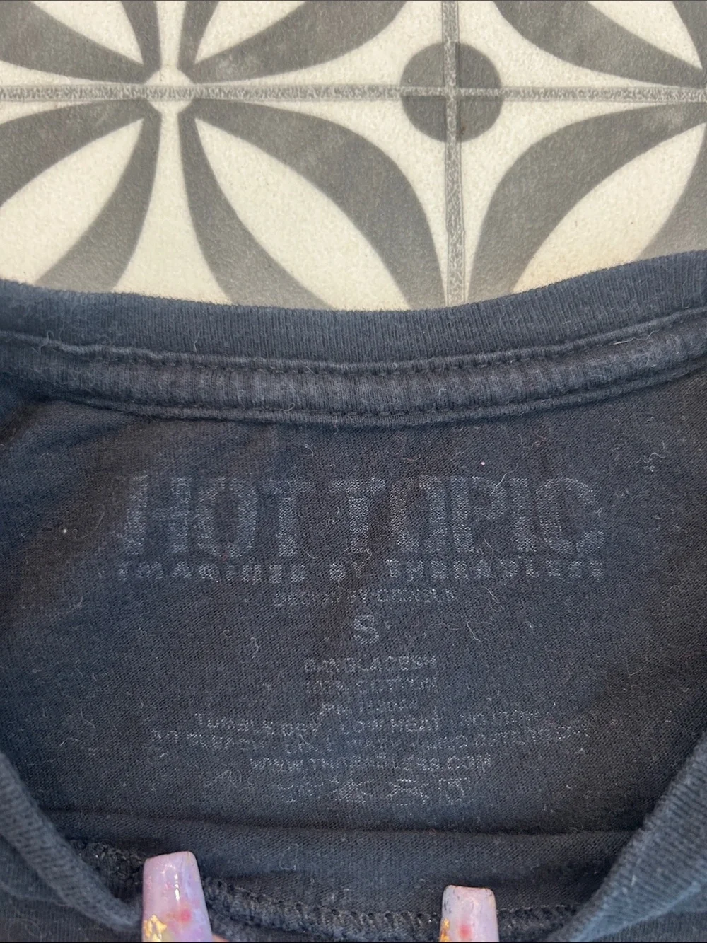 Hot Topic Black Tee with White Cat and Skull Mug Graphic
